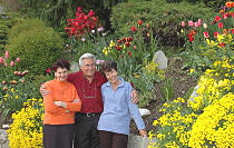 Chefin (Edith Hofer) mit Gästen vor unserem Steingarten in voller Blüte